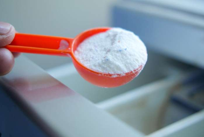 Для чего хозяйки смешивают стиральный порошок с солью. Результат поразит