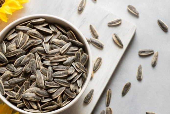 Названа основная причина почаще есть подсолнечные семечки