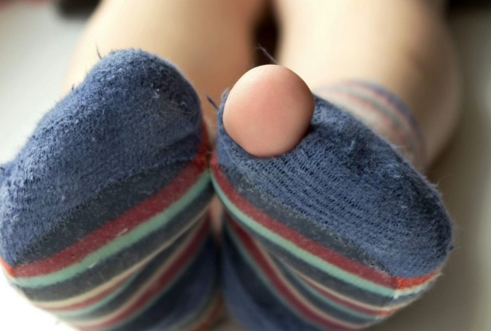 Почему не надо выбрасывать изношенные носки — они сэкономят вам время и деньги. Неожиданные лайфхаки