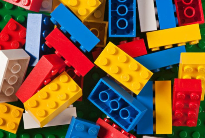 Мужчина 20 лет проходил с деталью Lego в ухе