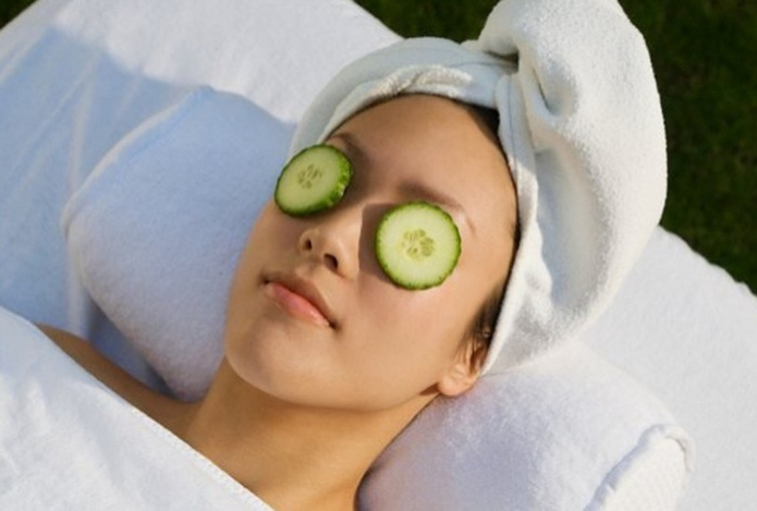 Действительно ли огурцы омолаживают кожу лица и убирают отеки? Ответ экспертов
