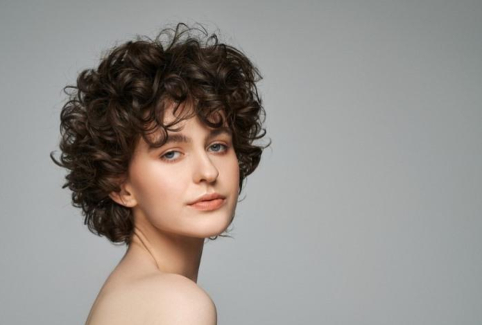 Прощай, «каре» и «боб» — модная стрижка «Кристи» станет главным трендом лета 2025 года