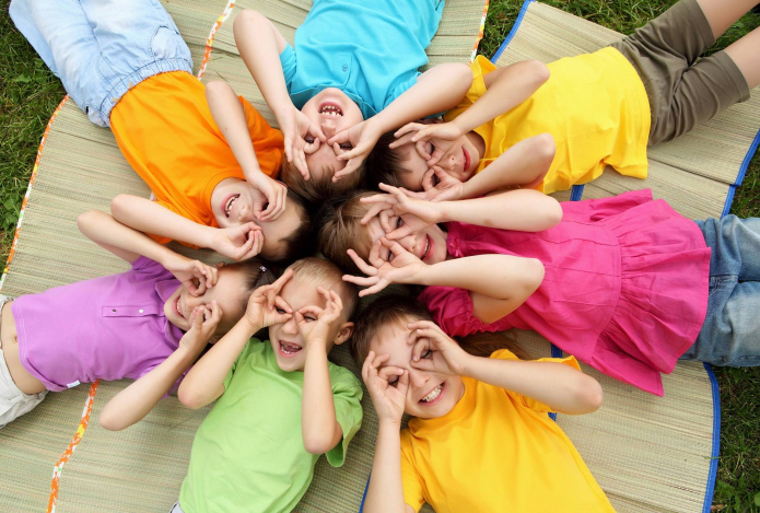 Названы признаки, по которым можно определить счастливого ребенка