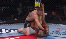 Мощный нокаут решил судьбу главного боя турнира UFC. Видео