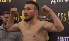 Официально объявлен дебютный бой «беспощадного» боксера из Казахстана в Англии