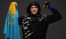 Сколько заработал в UFC казах, отправивший в нокдаун Нурмагомедова