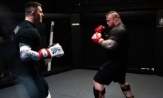 Самый сильный человек в мире «нокаутировал» легенду UFC