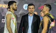 Казахстанский боксер прошел взвешивание и дуэль взглядов перед боем с абсолютным нокаутером