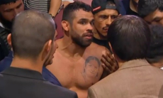 Бывший чемпион UFC убежал из клетки от легенды казахстанского ММА. Видео