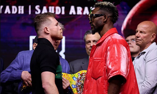 «Канело» провел первую дуэль взглядов перед боем за «абсолют». Видео