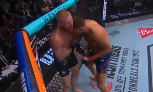 Восходящую звезду UFC отправили в сенсационный нокаут. Видео
