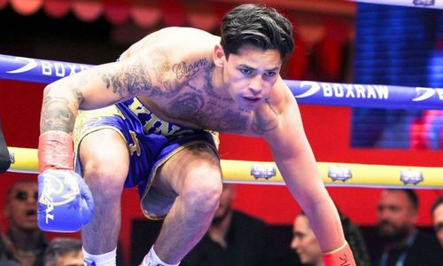 «Худший боец в истории». Звёздного боксера заклеймили позором и призвали завершить карьеру