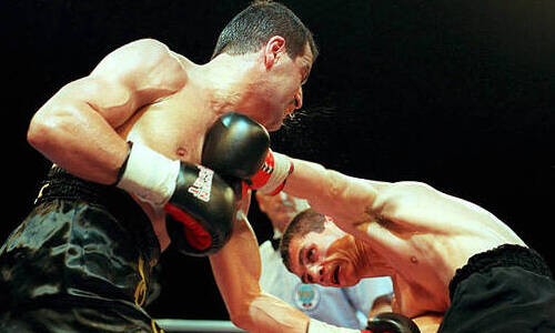 Чемпиона мира по боксу из Узбекистана «отправили» на луну. Видео