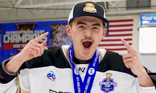 Казахстанский хоккеист стал чемпионом ведущей лиги в США