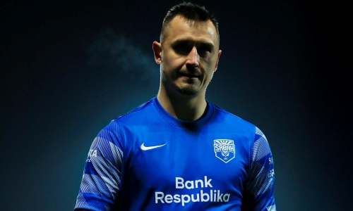 Вратарь сборной Казахстана решил покинуть зарубежный клуб и определился со своим будущим