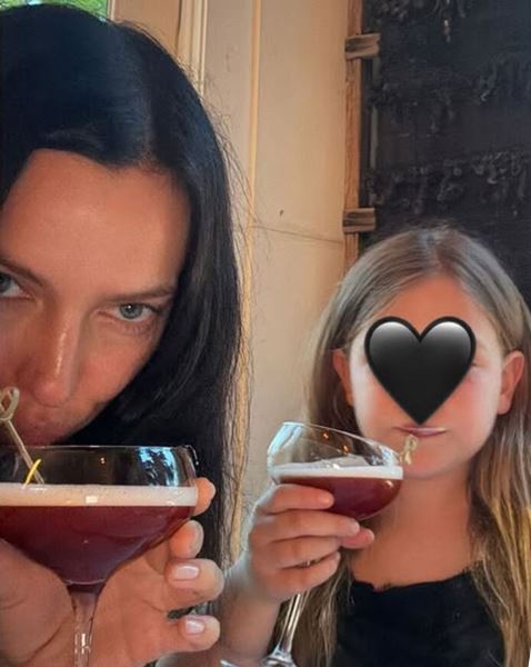 Ирина Шейк показала очень редкие кадры с дочерью