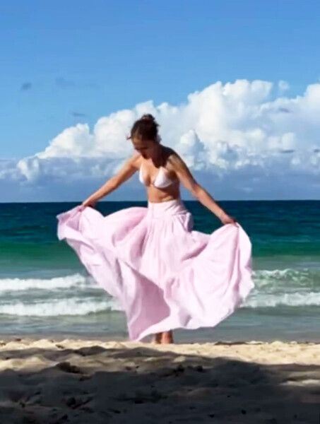 Дженнифер Лопес продемонстрировала стальной пресс в летнем образе