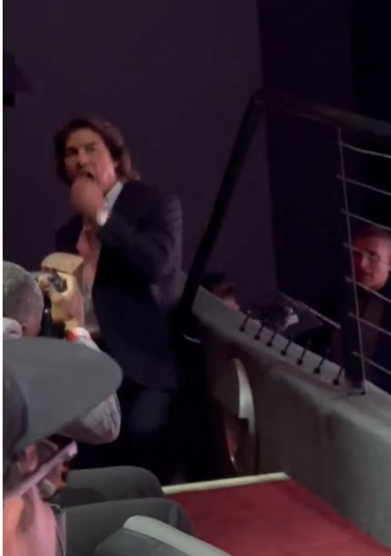 Когда очень не хочешь делиться. Том Круз стал мемом из-за попкорна