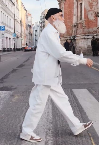 Пенсионер учит молодёжь моде. 82-летний «зумер» стал звездой Сети благодаря своему стилю