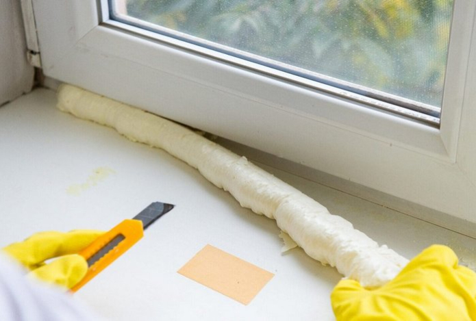 Как очистить окна от следов монтажной пены — строитель раскрыл простые способы