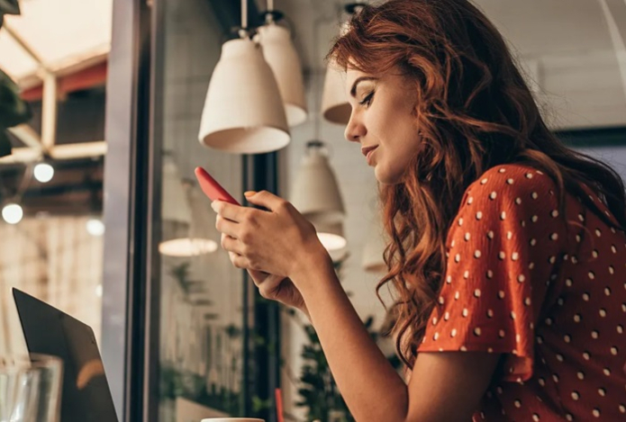 «Второй подбородок и морщины» — врач предупредила о вреде смартфонов для внешности