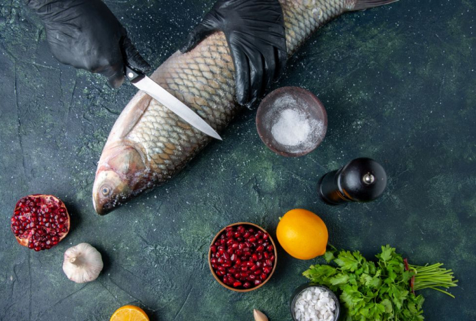 Как быстро почистить рыбу от чешуи за одну минуту — способы, о которых молчали повара