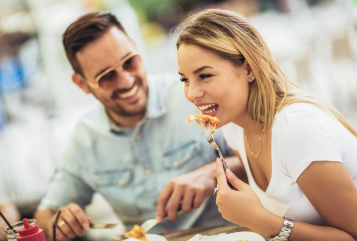 Какую женщину называют тарелочницей и как не стать её жертвой. Разбор психолога