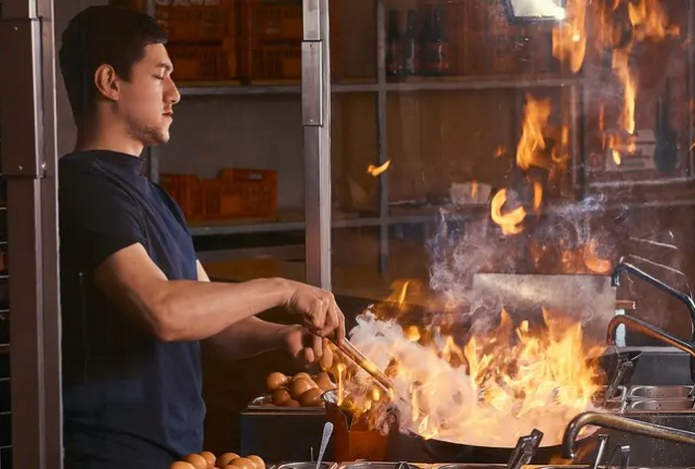 Почему пожар на кухне нельзя тушить водой — ответ знают лишь единицы