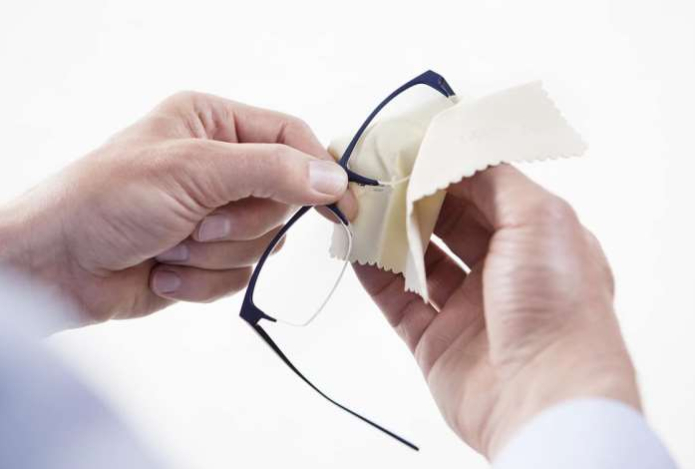 Необычный лайфхак — зачем протирать очки йодом