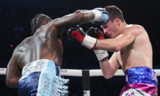 Нокаутом после кровавого избиения обернулось возвращение Джермалла Чарло. Видео