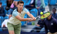 Разгромом за 56 минут закончился первый матч казахстанского теннисиста на турнире в Великобритании