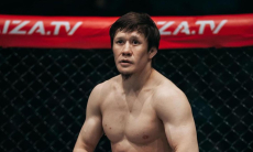 Куат Хамитов решил секундировать соперника Фаниля Рафикова. Жалгас Жумагулов отреагировал