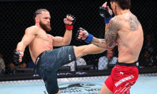 Разгромом закончился бой уроженца Казахстана на историческом турнире UFC