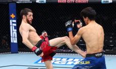В UFC «записали» Тагиру Уланбекову досрочное поражение после боя с Азатом Максумом