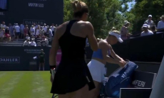 Казахстанская теннисистка «сцепилась» с соперницей после матча. Видео