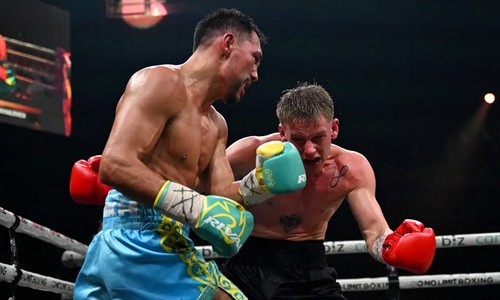 Алимханулы «нокаутировал» чемпиона мира в андеркарде у «Канело»