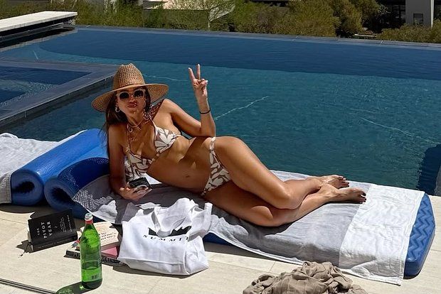 Джессика Альба показала идеальную фигуру в бикини. Фото