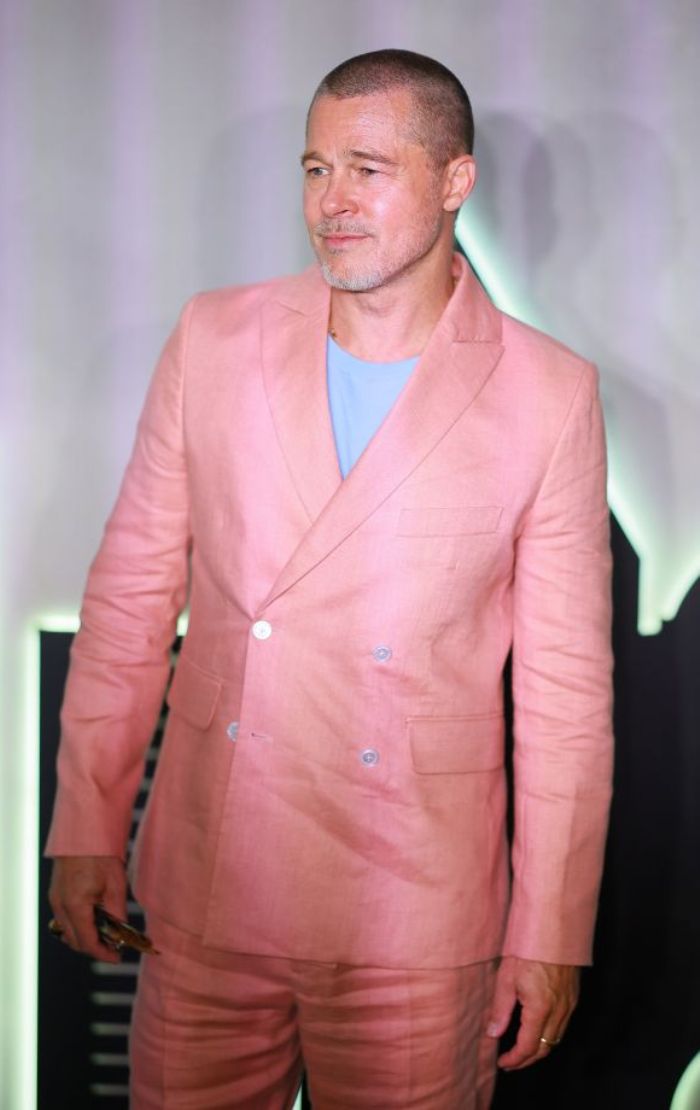 Брэд Питт произвёл фурор выходом в розовом наряде. Фото