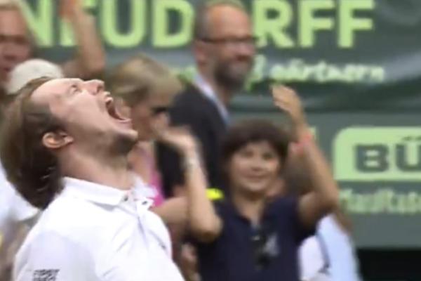 Бублик эмоционально отпраздновал победу в полуфинале турнира в Галле. Фото