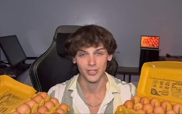 Мужчина съел 150 яиц за пять дней и показал, что стало с его телом