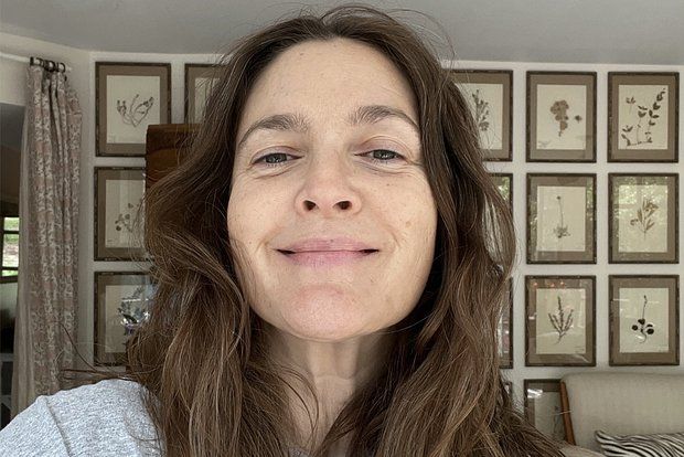 Дрю Бэрримор показала, как выглядит без макияжа и фильтров. Фото