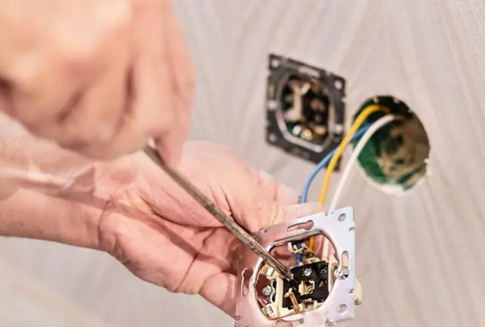 Перечислены признаки, свидетельствующие о проблемах с проводкой в доме. Их нельзя игнорировать