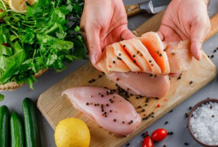 Что полезнее — лосось или курятина? Диетолог удивила ответом