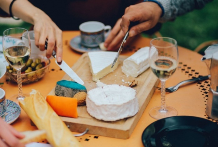 Употребление сыра в неподходящее время суток может быть вредным для здоровья
