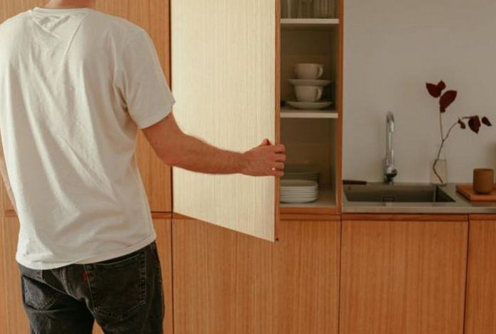 Не удобно, а вредно. Эти вещи не стоит хранить в кухонных шкафчиках