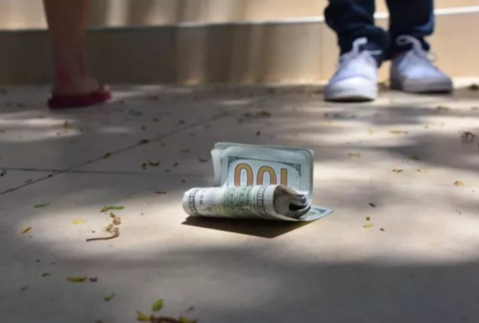 К чему падают деньги на пол — что сулит такая примета и как правильно на нее реагировать