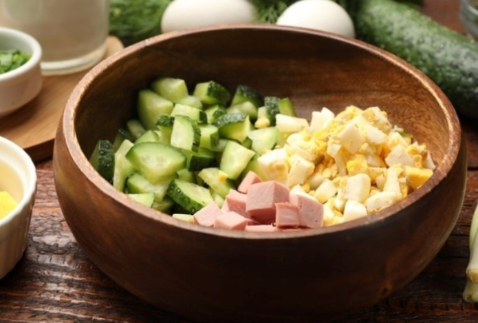 Окрошка на квасе или на кефире — какая вреднее? Врач помогла разрешить «вечный спор»