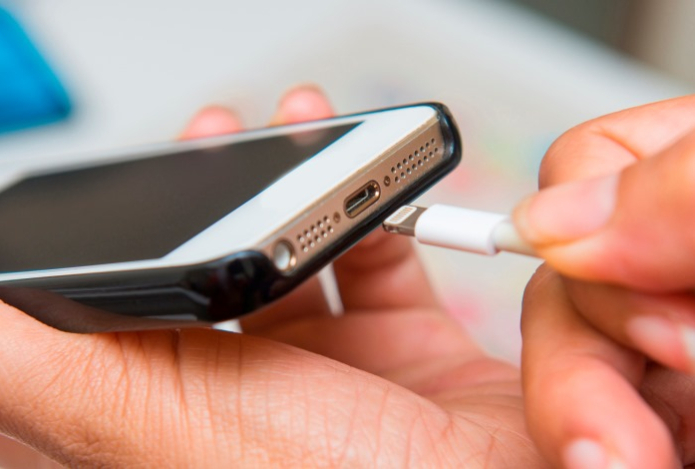 Как зарядить два телефона одновременно без розетки — понадобится обычная скрепка