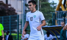 Игрок сборной Узбекистана официально перешел к пятикратному чемпиону из Европы