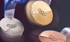 Казахстанским спортсменам показали медали Олимпиады-2026. Фото